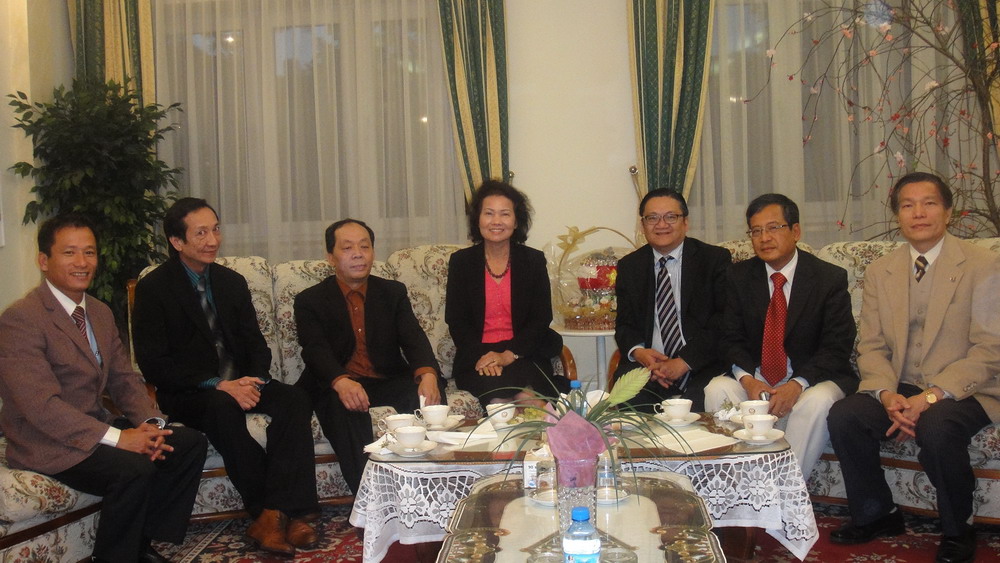 lawyer-nguyen-phu-thang-with-ambassador-and-his-sp
